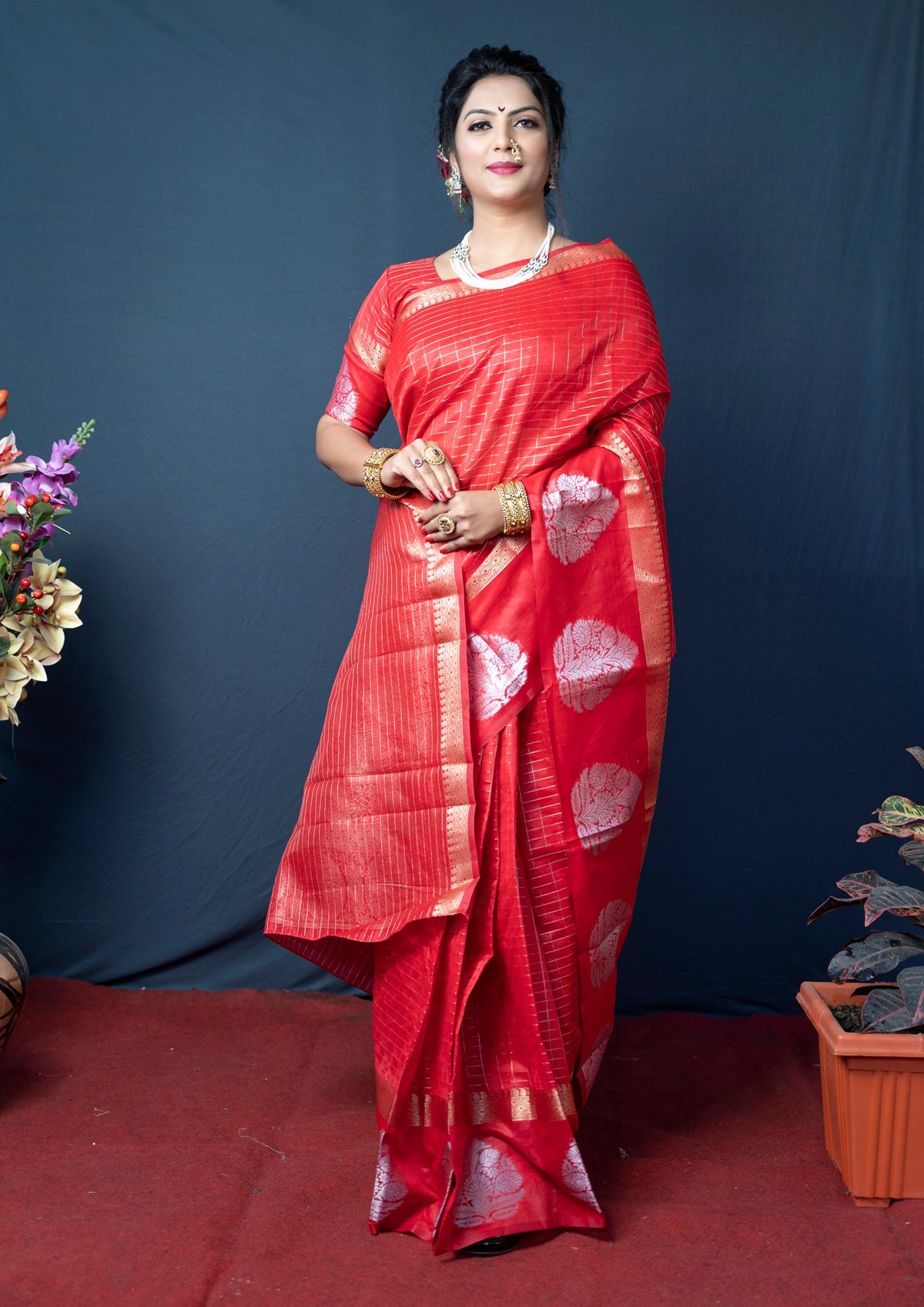 Amiable Red Linen Silk Saree With Super Mesmerising Blouse Piece