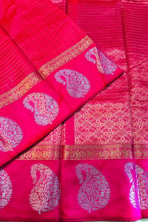 Load image into Gallery viewer, Embrocation Dark Pink Linen Silk Saree With Radiant Blouse Piece
