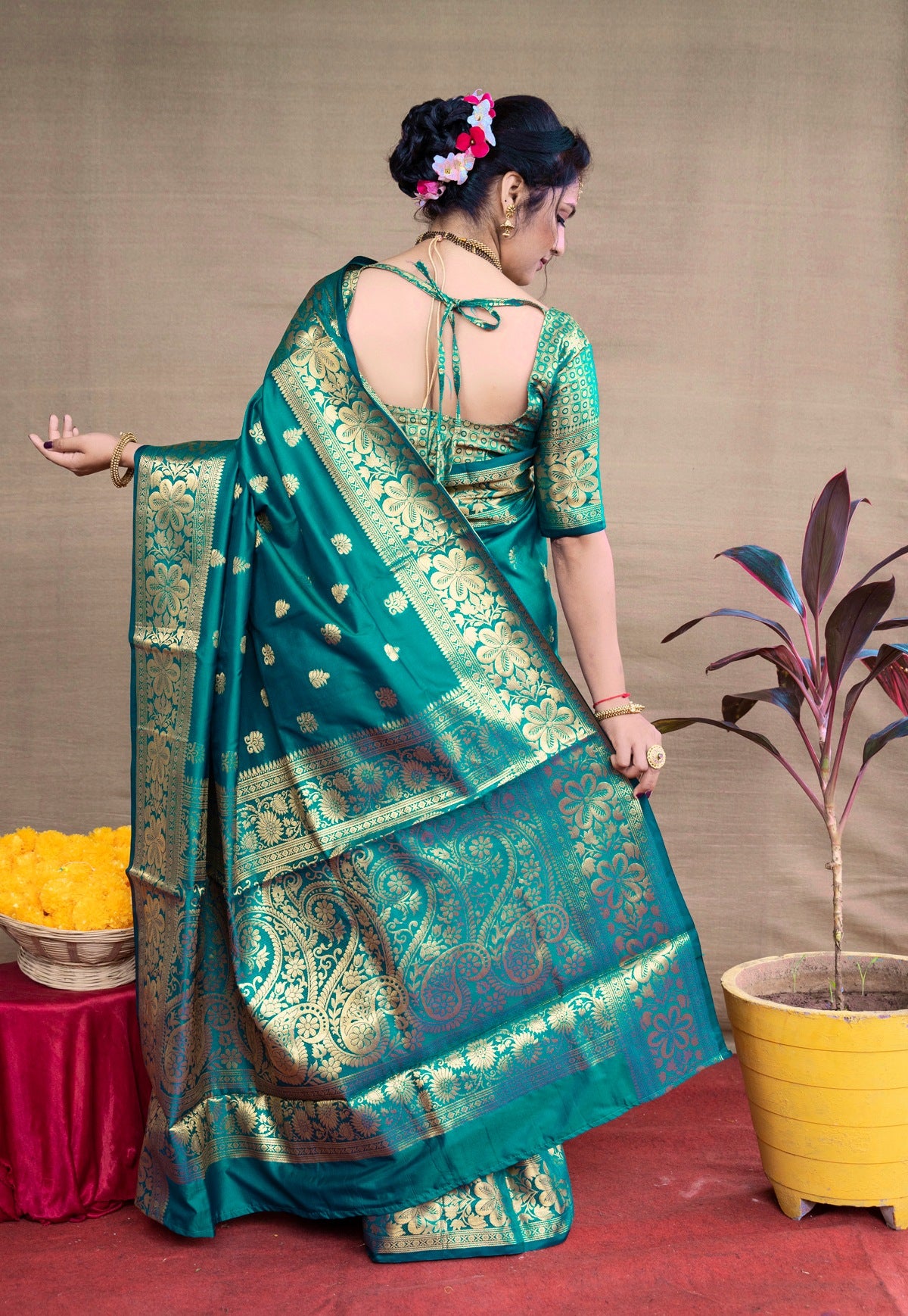 Desirable Rama Banarasi Silk Saree With Assemblage Blouse Piece