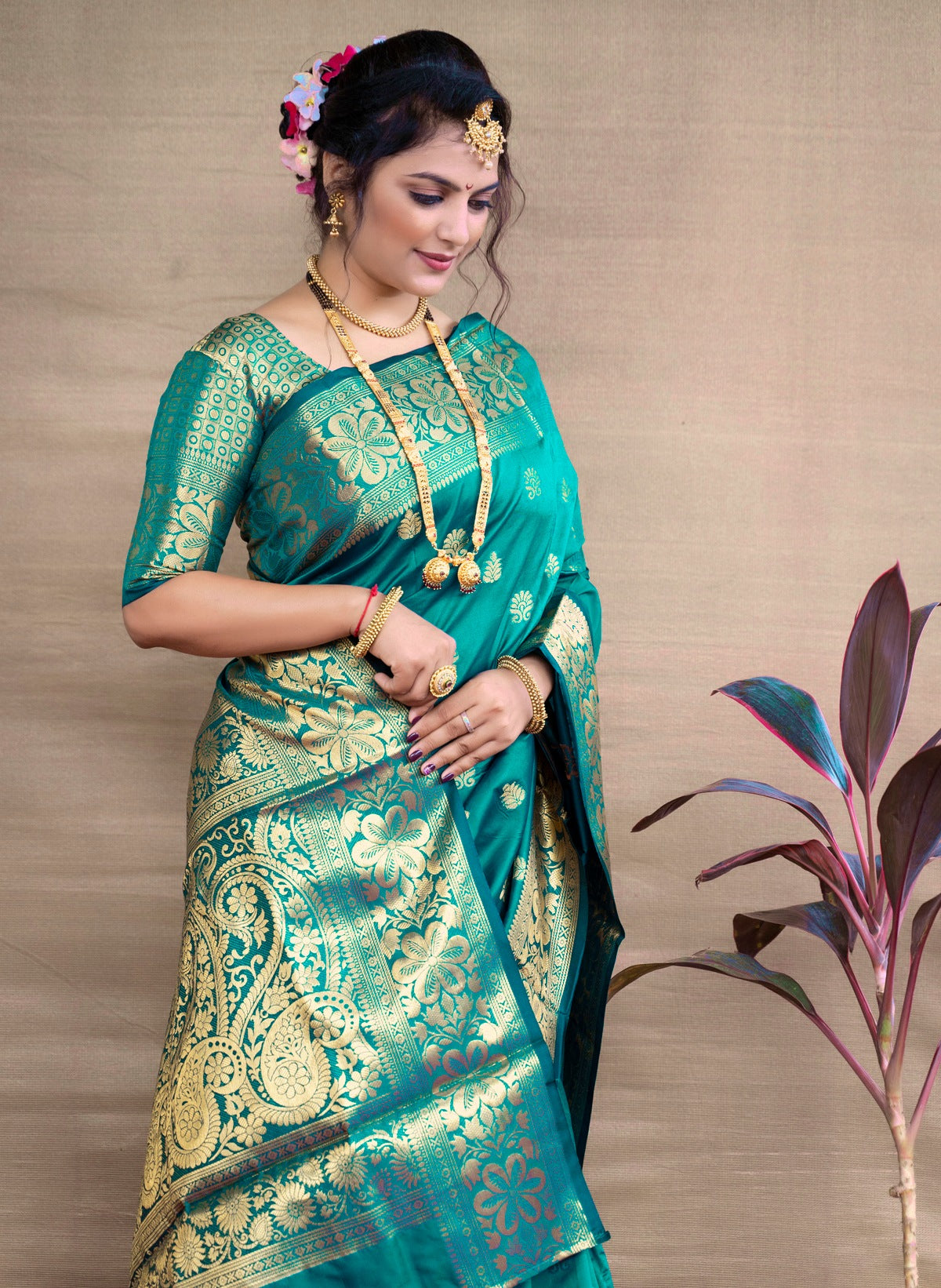 Desirable Rama Banarasi Silk Saree With Assemblage Blouse Piece
