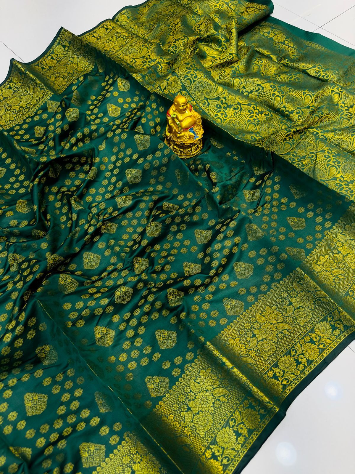 Outstanding Dark Green Soft Banarasi Silk Saree With Exuberant Blouse Piece