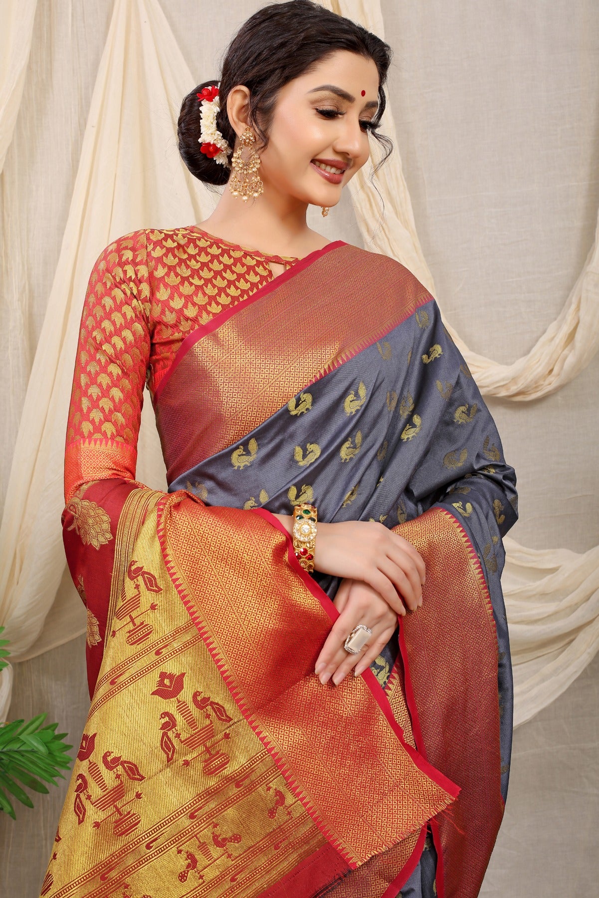 Easy on the eyes Grey Paithani Silk Saree With Super Demesne Blouse Piece