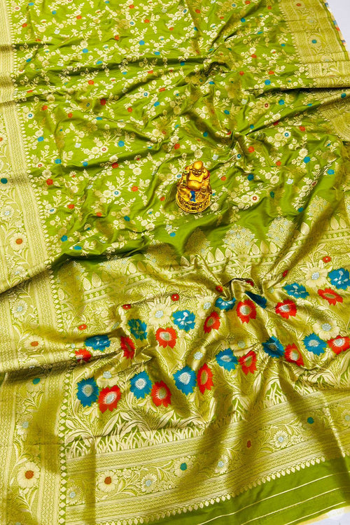 Load image into Gallery viewer, Vestigial Green Banarasi Silk Saree With Skinny Blouse Piece
