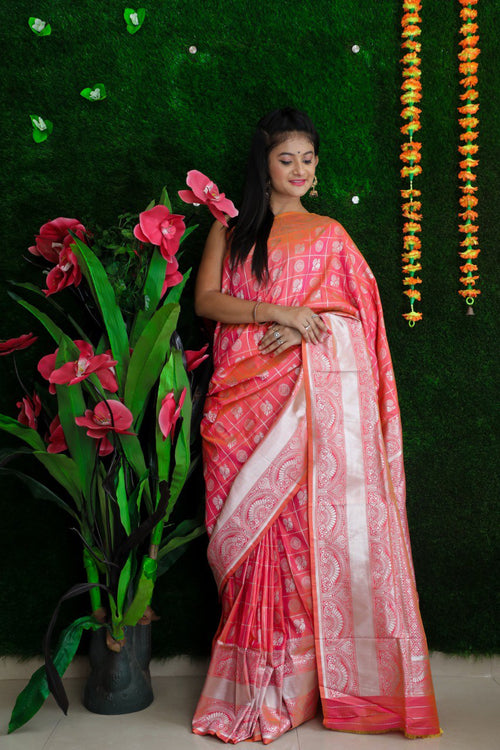 Load image into Gallery viewer, Adoring Baby Pink Banarasi Silk Saree With Classic Blouse Piece

