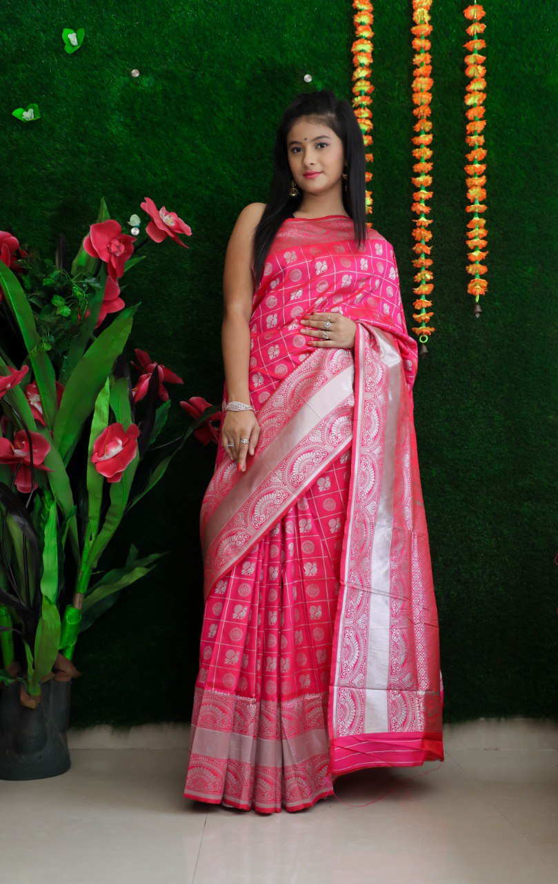 Super extravagant Pink Banarasi Silk Saree With Classic Blouse Piece