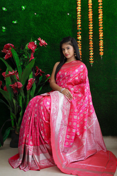 Load image into Gallery viewer, Super extravagant Pink Banarasi Silk Saree With Classic Blouse Piece
