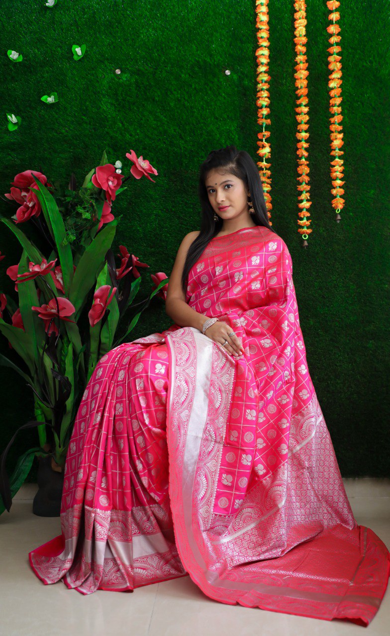Super extravagant Pink Banarasi Silk Saree With Classic Blouse Piece