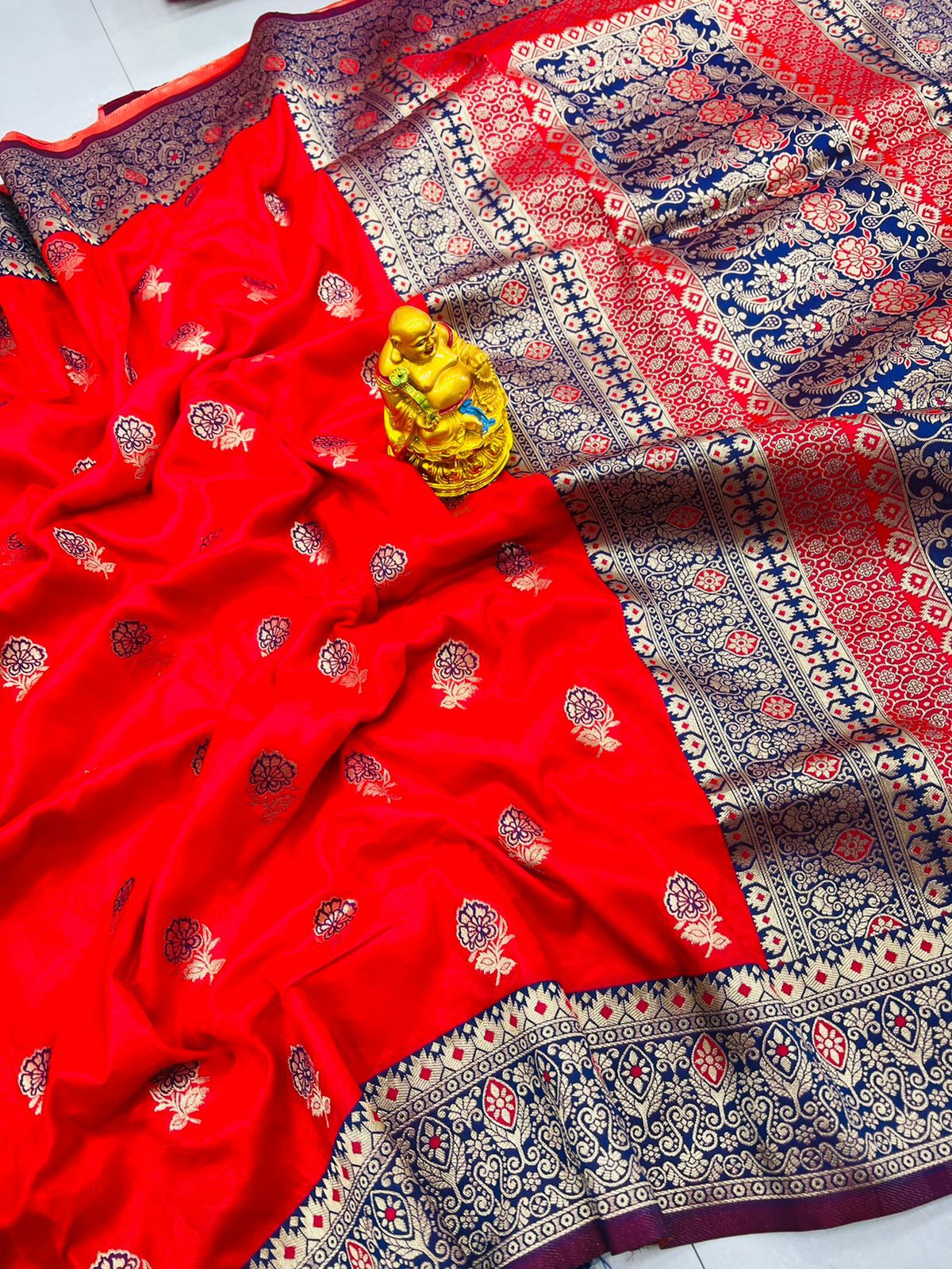 Proficient Red Banarasi Silk Saree With Redolent Blouse Piece