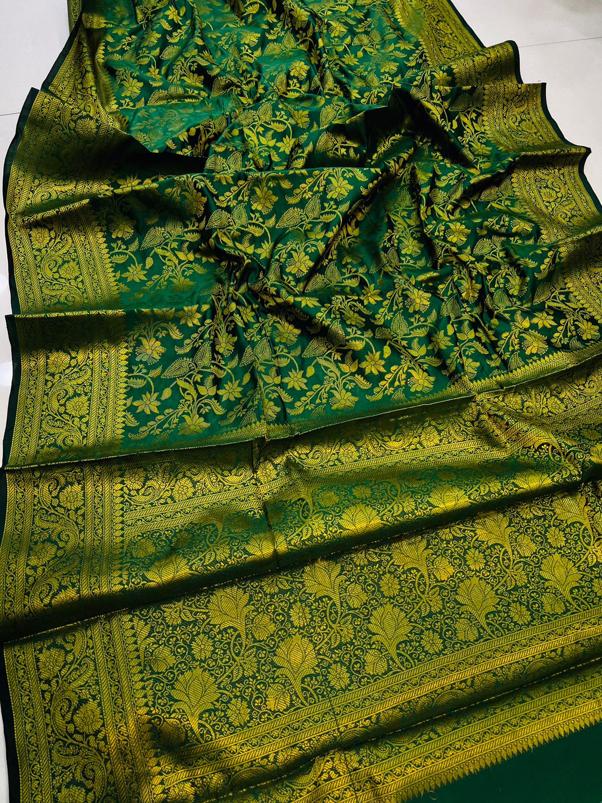 Effervescent Dark Green  Soft Banarasi Silk Saree With Lissome Blouse Piece