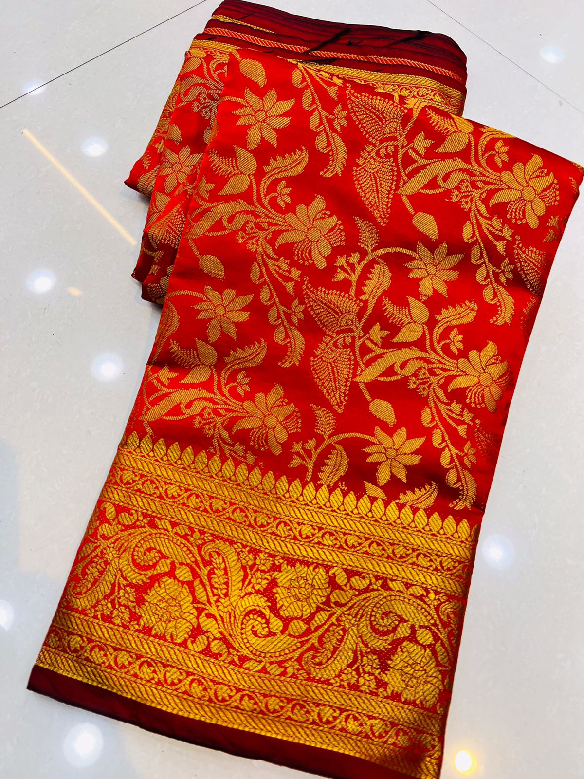 Transcendent Red Soft Banarasi Silk Saree With Lissome Blouse Piece