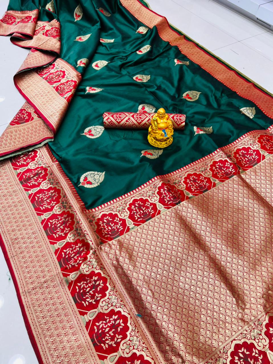 Murmurous Dark Green Kanjivaram Silk With Sizzling Blouse Piece