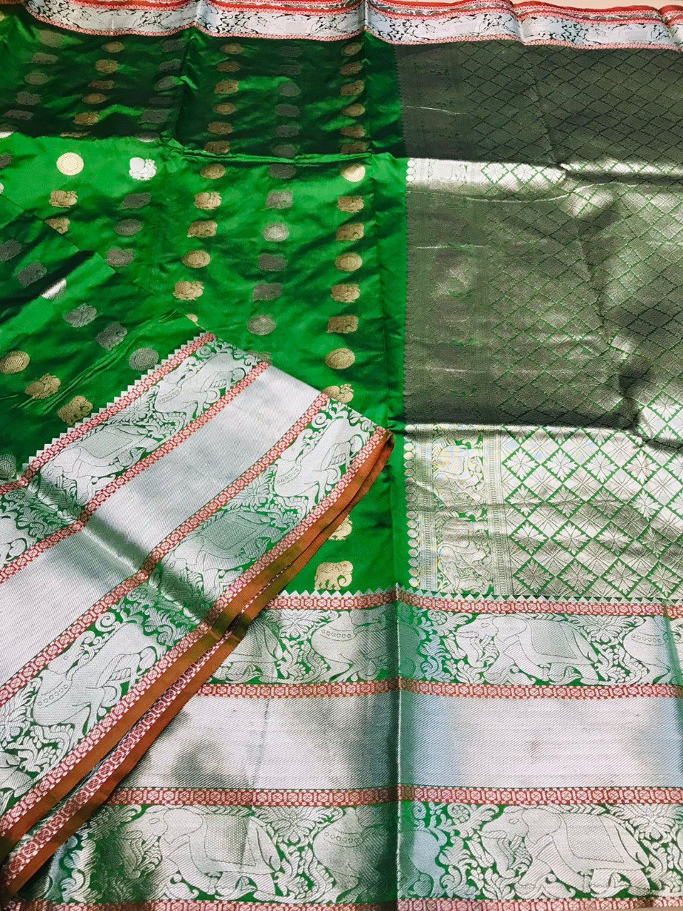 Stunner Green Banarasi Silk Saree With Admirable Blouse Piece