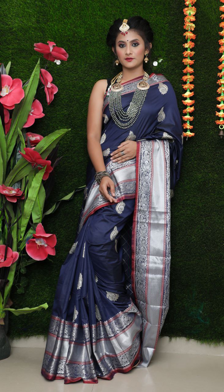 Divine Navy Blue Banarasi Silk Saree With Forbearance Blouse Piece