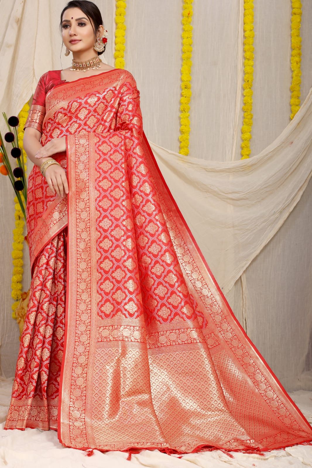 Entrancing Red Soft Banarasi Silk Saree With Bewitching Blouse Piece