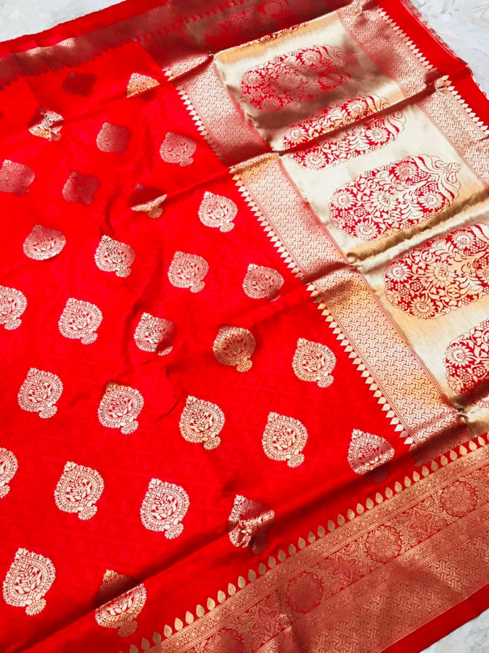 Fugacious Red Kanjivaram Silk With Super extravagant Blouse Piece