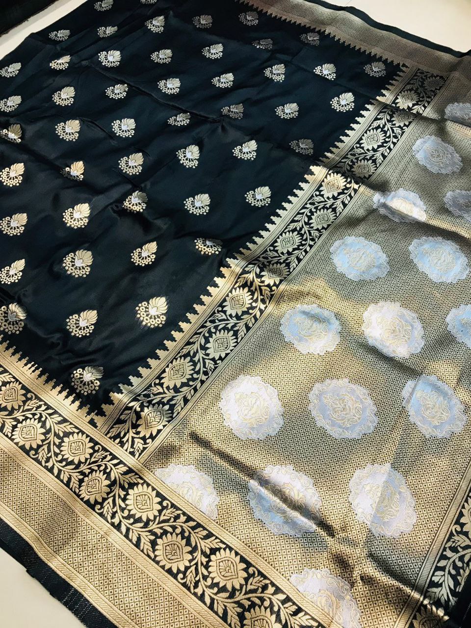 Delectable Black Kanjivaram Silk With Effervescent Blouse Piece
