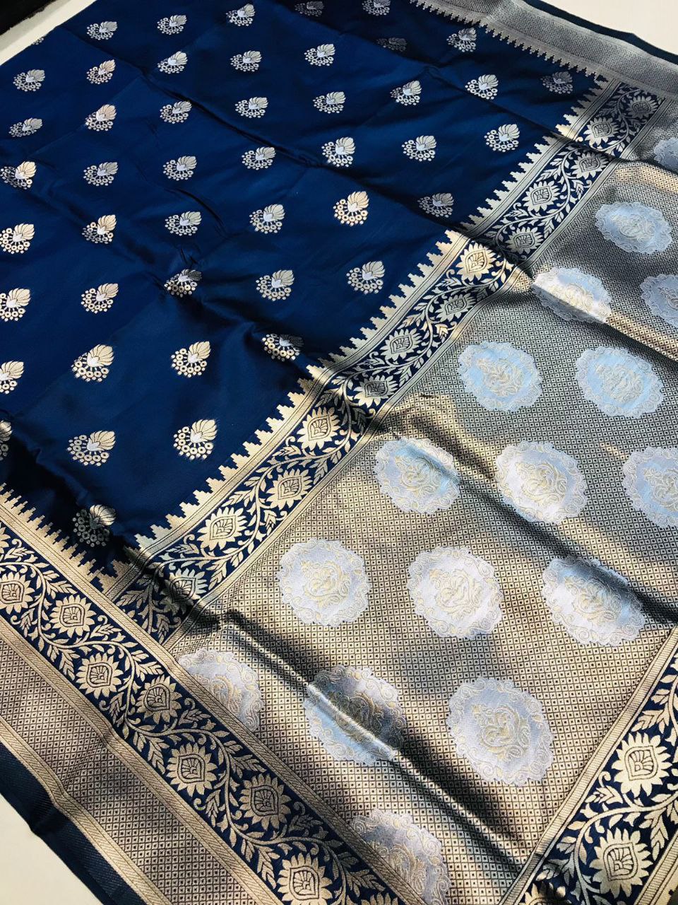 Devastating Navy Blue Kanjivaram Silk With Effervescent Blouse Piece