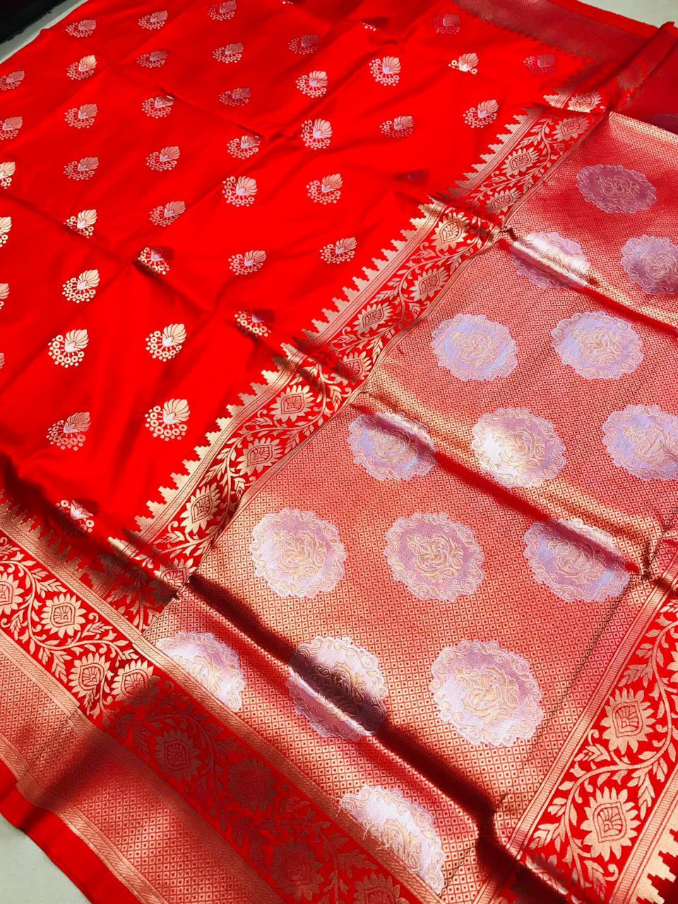 Magnetic Red Kanjivaram Silk With Effervescent Blouse Piece