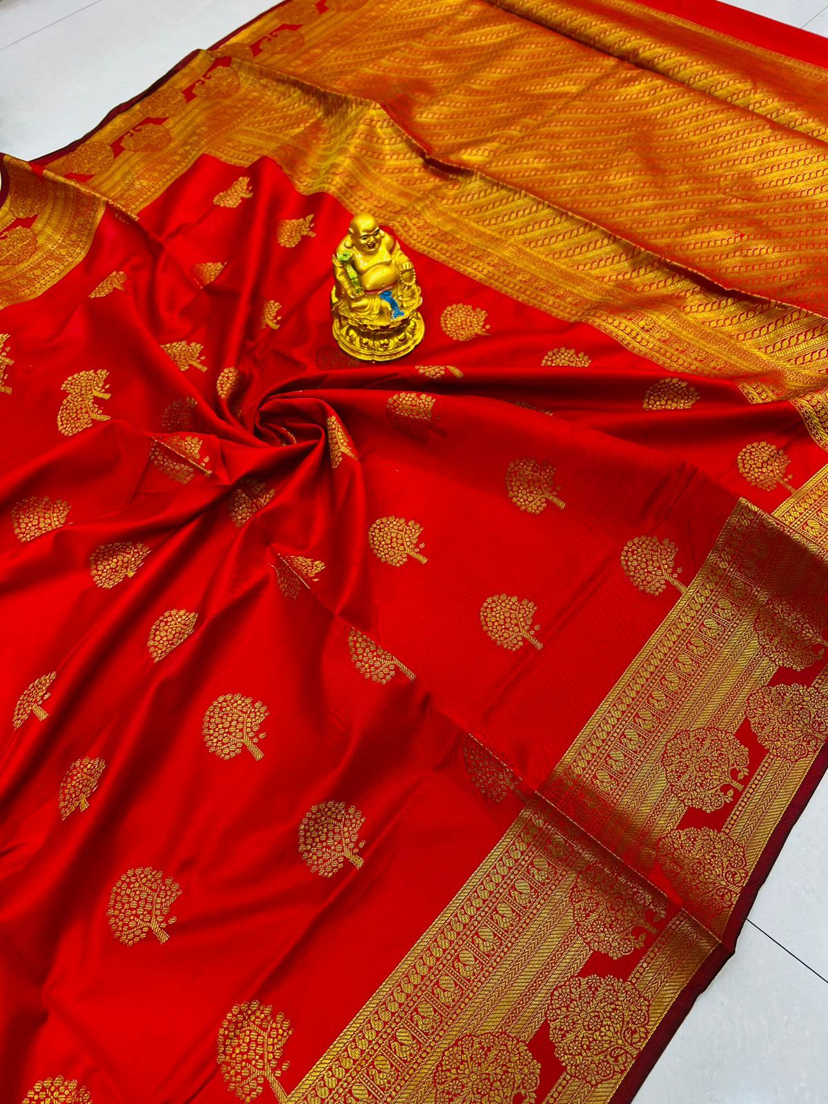 Majesty Red Soft Banarasi Silk Saree With Supernal Blouse Piece