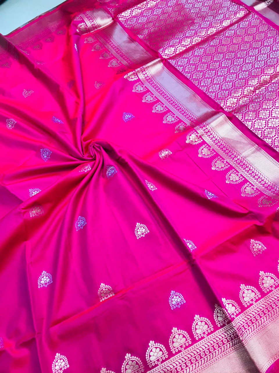 Phenomenal Dark Pink Banarasi Silk Saree With Classic Blouse Piece