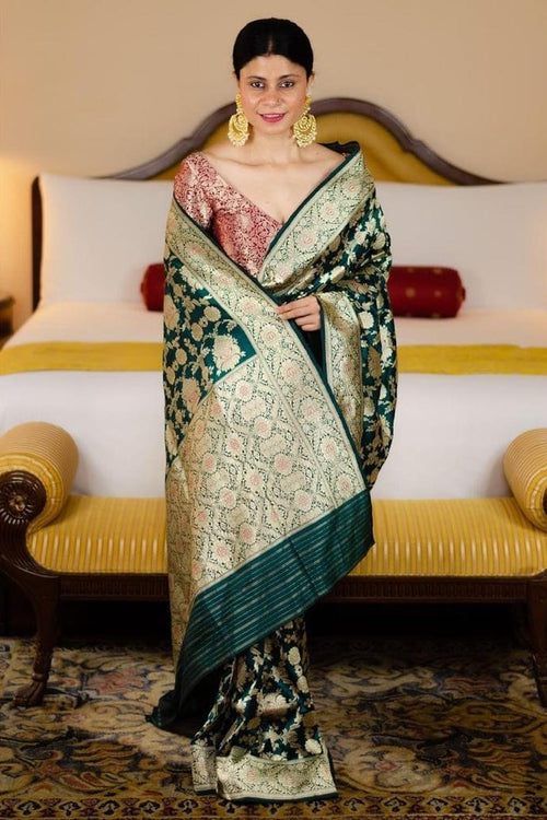 Load image into Gallery viewer, Blissful Green Soft Banarasi Silk Saree With Classic Blouse Piece
