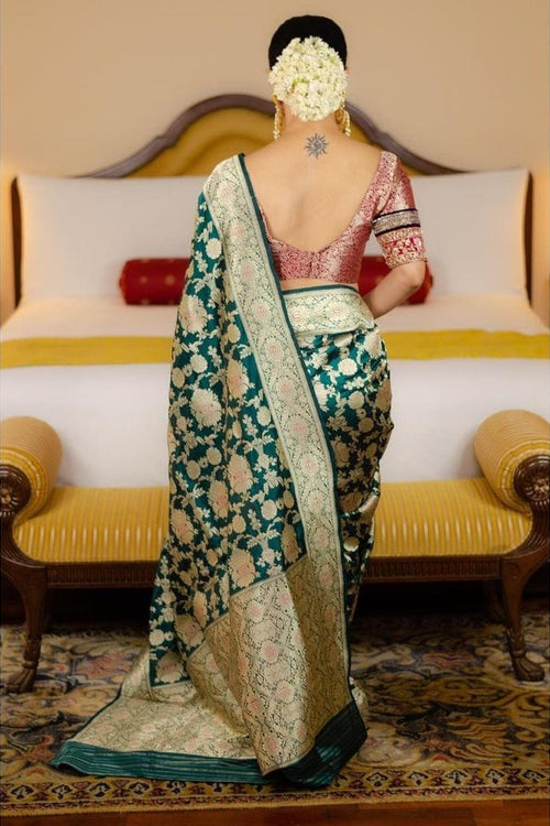 Load image into Gallery viewer, Blissful Green Soft Banarasi Silk Saree With Classic Blouse Piece
