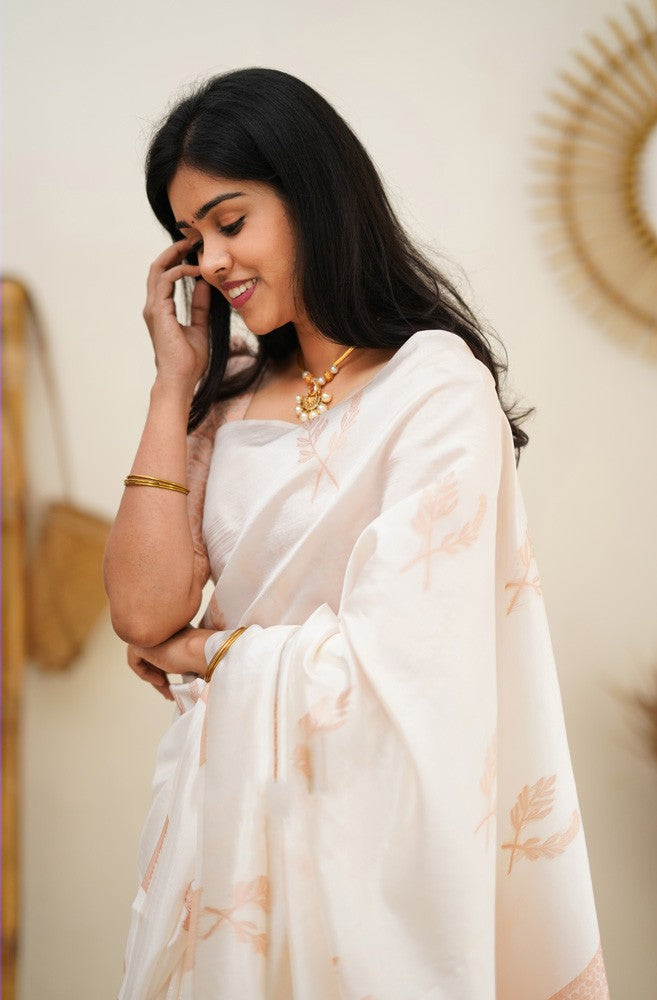 Staring White Soft Silk Saree With Breathtaking Blouse Piece