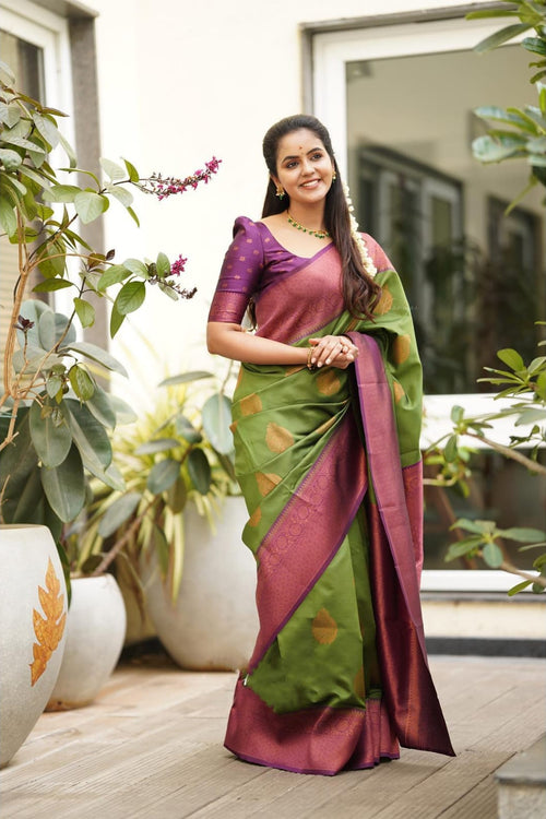 Load image into Gallery viewer, Scintilla Green Soft Silk Saree With Petrichor Blouse Piece
