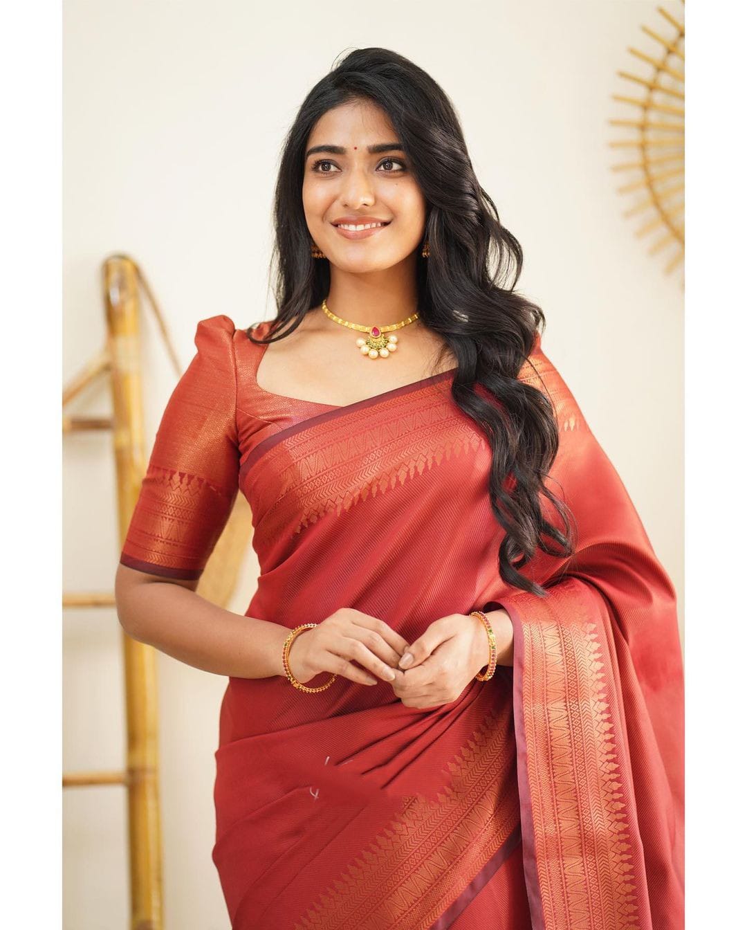 Gratifying Red Soft Silk Saree With Incomparable Blouse Piece