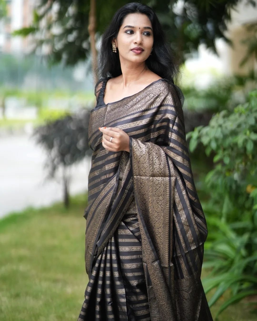 Delectable Black Soft Silk Saree With Luxuriant Blouse Piece
