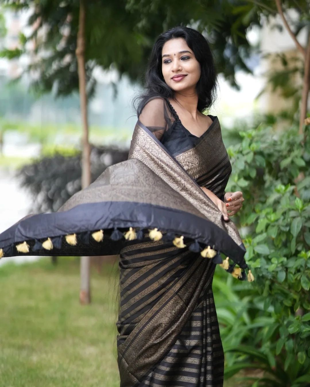 Delectable Black Soft Silk Saree With Luxuriant Blouse Piece