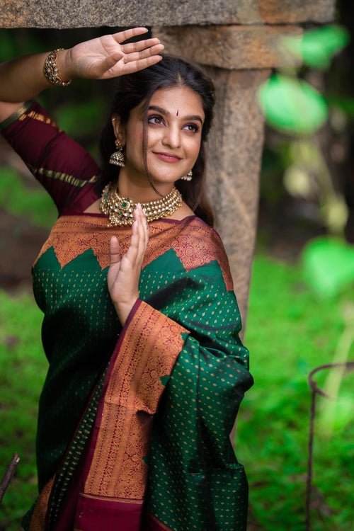 Load image into Gallery viewer, Incomparable Green Soft Silk Saree with Serendipity Blouse Piece
